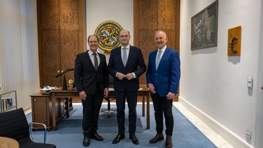 Günter Wagner trifft Staatsminister Albert Füracker Staatsminister Albert Füracker trifft Landesinnungsmeister Günter Wagner und Geschäftsführer Stephan Kopp