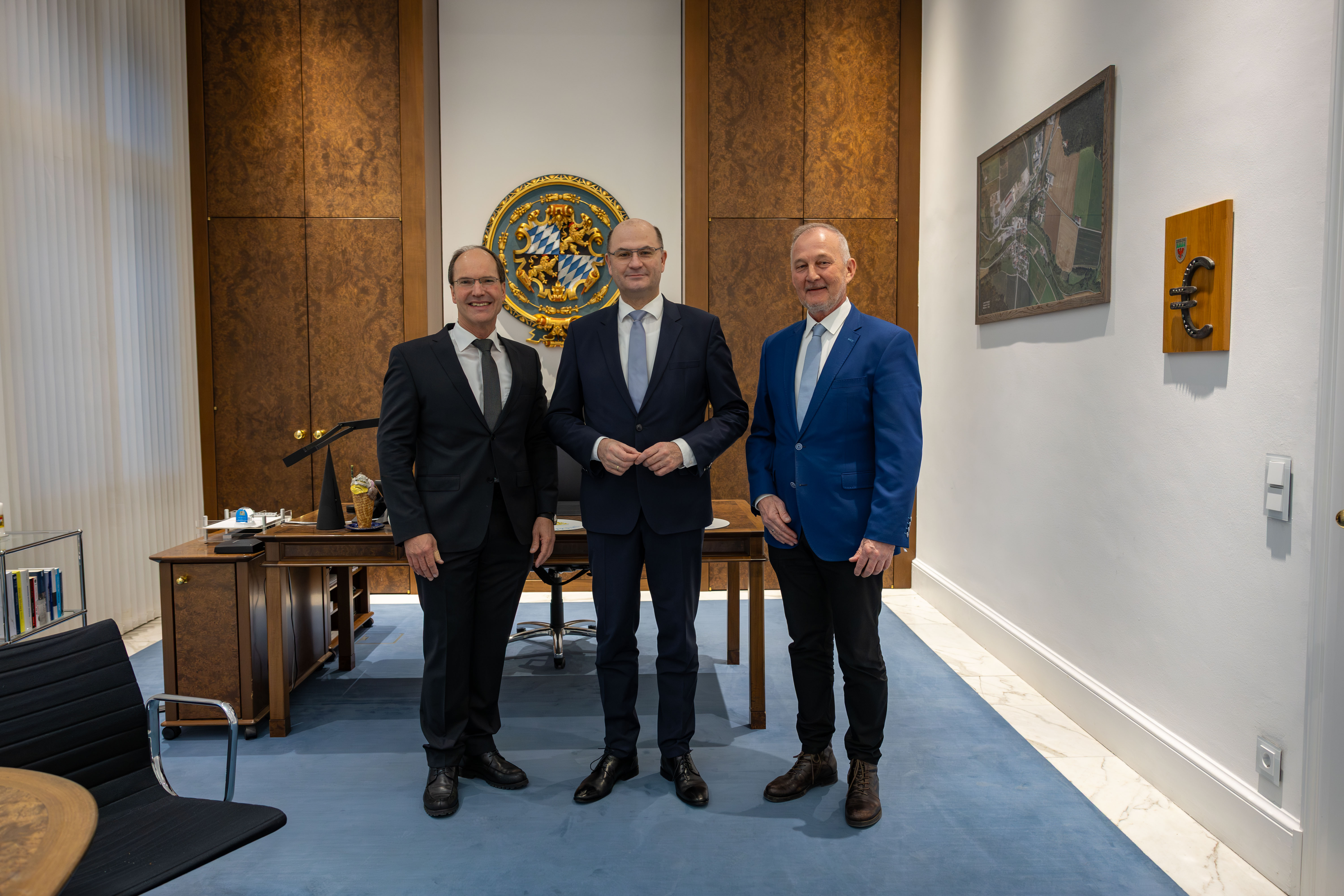 Günter Wagner trifft Staatsminister Albert Füracker Staatsminister Albert Füracker trifft Landesinnungsmeister Günter Wagner und Geschäftsführer Stephan Kopp